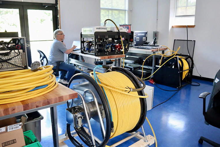 Een technicus bij Greensea werkt aan een onderwaterrobot