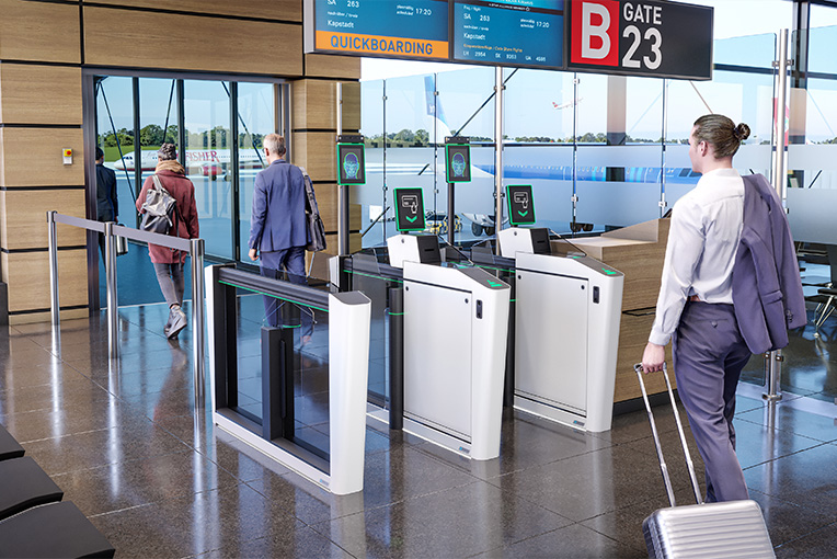 Das Passagierkontrollsystem mGo von Magnetic Autocontrol – ein Mann geht mit einem Koffer durch die Passagierkontrolle