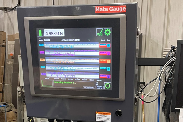 Een foto van een panel-pc op een productielijn waarop metingen in de loop der tijd worden weergegeven