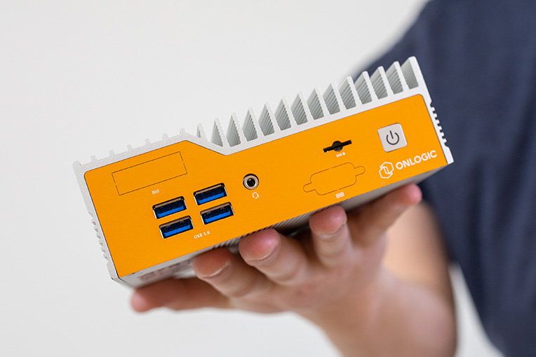 Een foto van een oranje industriële computer