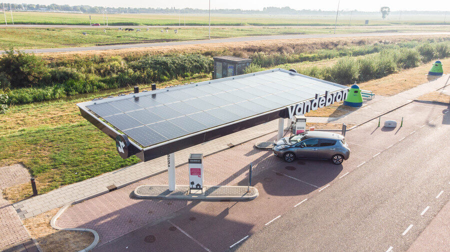 Een Vandebron-oplaadstation met zonne-energie voor voertuigen.