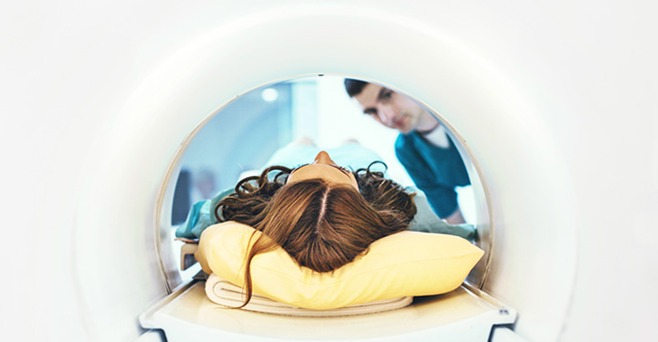 Eine Person in einem MRT-Gerät, um die Hightech-Anwendung eines medizinischen Computers zu zeigen