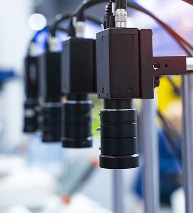 Ein Bild zeigt Machine Vision-Kameras in einer Fabrikumgebung.