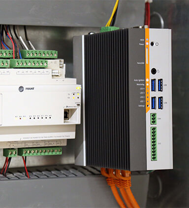 Een Karbon 300 industriële mini pc die dient als IoT-gateway, geïnstalleerd op een DIN-rail.
