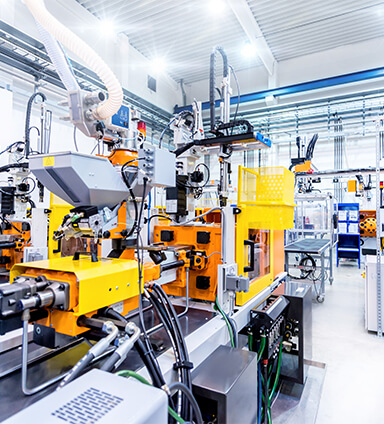 Een moderne productiefaciliteit die wordt bestuurd door industriële mini-pc's.